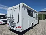 2022 - Carado T 447   metalfarvet førerhus. elektrisk trin. solceller. cykelstativ. - 2