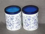 2 dåser ned blå blomstrer i plast