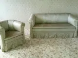 En antik sofa og stol