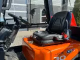 Doosan D30 G med kabine og KUN 57 TIMER FRA NY, MED TIME GARENTI - 4