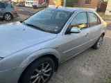 Billig Mondeo kører hjem - 2