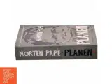 Planen : roman af Morten Pape (f. 1986) (Bog) - 2