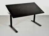 Cube design hæve-/sænkebord med kip funktion, 140 cm.