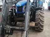 Søger traktor med frontlæsser. M/m - 2