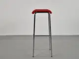 Magnus olesen pause barstol med rødt polster på sædet og krom stel - 4