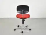 Fritz hansen kontorstol med rødt polster og blankt stel - 3