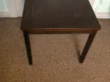 Fin sidebord i mørk træ. 