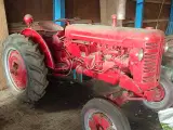 IH U 235 benzin traktor  - 2
