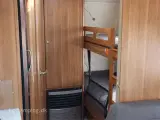 2018 - Fendt Saphir 560 SKM   Flot familievogn med 2 køjer og stort bad og incl mover og aircon. - 5