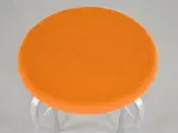 Kinnarps frisbee barstol med orange polster og grå stel. - 2