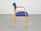 Farstrup konference-/mødestol i bøg med blåt polster, med armlæn - 4
