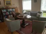 Sofa, 3 stole og bord + gulvtæppe