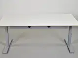 Hæve-/sænkebord med hvid laminat fsc plade på alu stel - 3