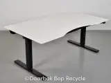 Hæve-/sænkebord med hvid plade, med mavebue og penneskuffe