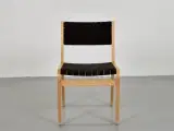 Konference-/mødestol i ahorn med sort flet sæde og ryg