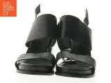 Sort sandal med hæl (str. 39 cm) - 2