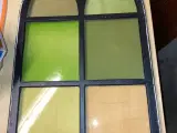 Støbejerns vindue farvet glas
