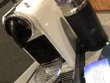 Nespresso maskine med mælkeskummer 