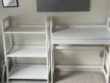 Skrivebord og reol