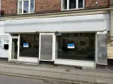Flot og velbeliggende butikslokaler i Frederiksberg på Falkoner Alle. - 2