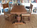 Antikt bord plus 2 tilhørende stole