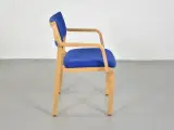 Farstrup konference-/mødestol i bøg med blåt polster, med armlæn - 4