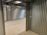 Rummeligt lager i gadeplan med port - bil kan køres helt til lager - 5