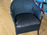 2 stole i mørkt læderflet