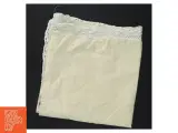 Hvid serviet med blondekant (str. 40 x. 44 cm) - 5