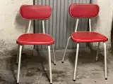 To fine røde retrostol med hvidt stålstel