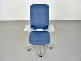 Kinnarps capella white edition kontorstol med blåt polster og armlæn - 5