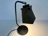 Vintage bordlampe i messing og sort stel