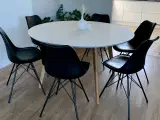 Flot spisebord med hvid laminat og egetræben