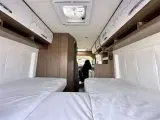 2021 - Bravia 636 140 Hk Edition 30   Campervan med langsgående senge og god indretning Kørt 20,500 Km. - 4