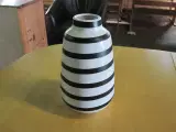 Flot sort / hvid stribet vase