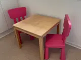 Lille legebord med 2 børnestole
