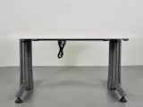 Hæve-/sænkebord med hvid plade på grå stel - 2