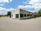 Centralt beliggende lager med kontor - facade til Køge Bugt Motorvejen