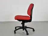 Dauphin kontorstol med rødt polster og sort stel. - 4