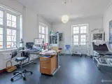 Virkelig charmerende lejemål i unikke omgivelser – højt til loftet og plankegulve! - 5