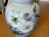 Royal Copenhagen vase med hvide blomster