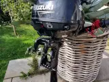 Suzuki påhængsmotor 2,5 hk sælges. Kørt i 3 timer