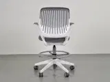 Steelcase cobi møde-/kontorstol med armlæn, grå polster og hvidt stel, med hjul - 3