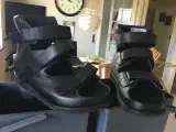 Sandaler som støtter anklen 