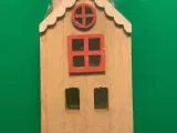 Træ hus dekoration 12x7 cm.