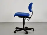 Fritz hansen kontorstol med blå polster og sort stel - 4