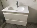 Badeværelsemøbel og spejl