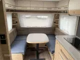 2024 - Fendt Bianco Activ 445 SFB   Fendt  med franskseng og rundsiddegruppe fra Hinshøj Caravan A/S - 2