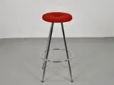 Martela barstol med rødt polster på sædet og krom stel - 5