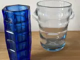 2 blå glasvaser